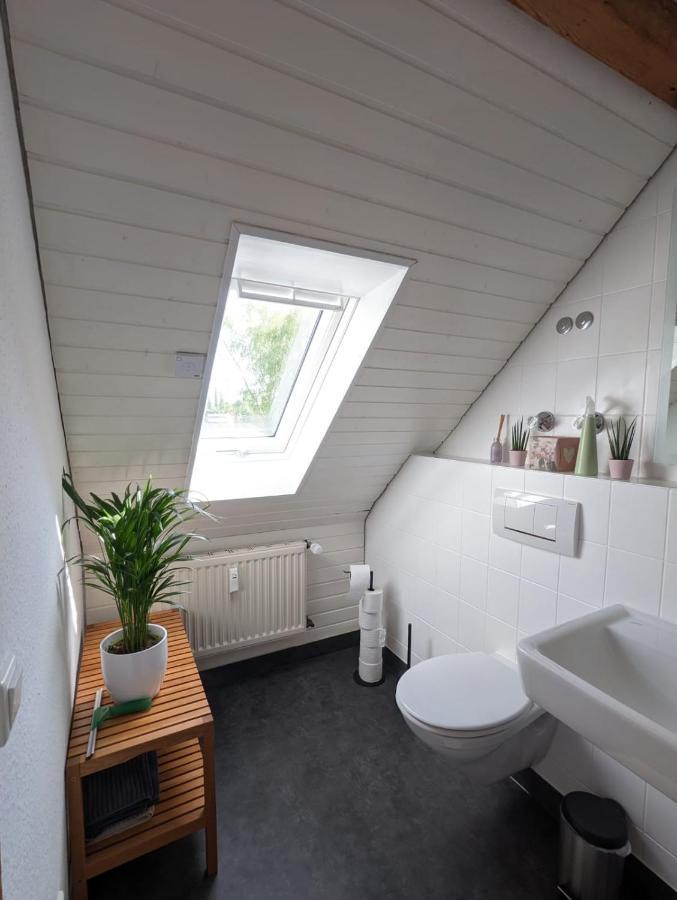 Helles Dachgeschoss-Appartement Krefeld Buitenkant foto